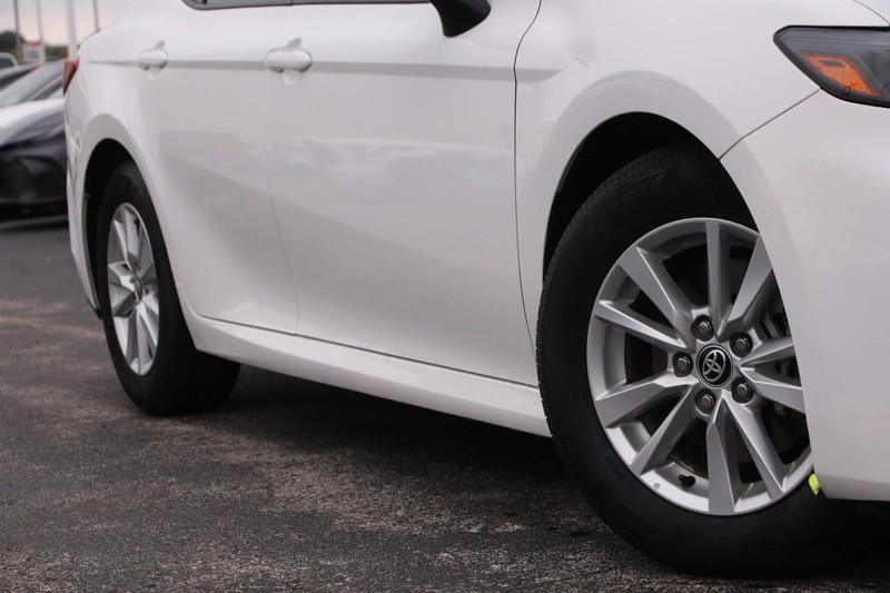 Toyota Camry Vehicle Full-screen Gallery Image 3