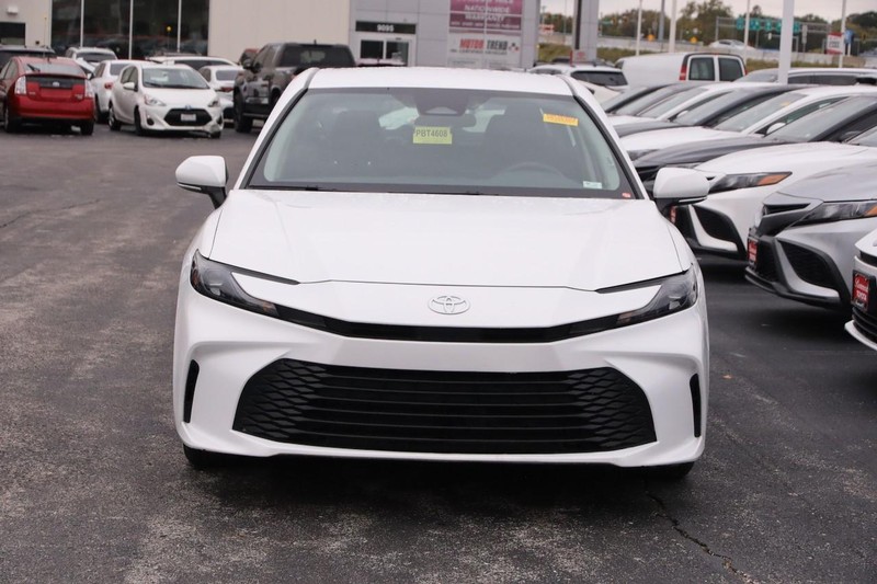 Toyota Camry Vehicle Full-screen Gallery Image 4