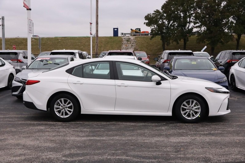 Toyota Camry Vehicle Full-screen Gallery Image 5