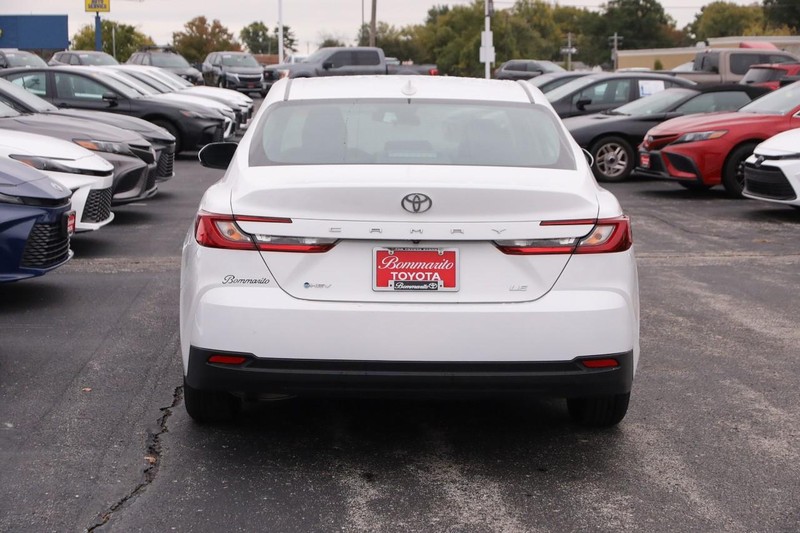 Toyota Camry Vehicle Full-screen Gallery Image 6