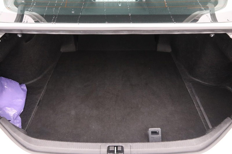 Toyota Camry Vehicle Full-screen Gallery Image 7