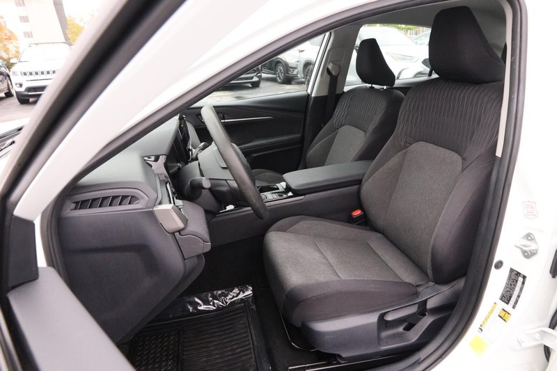 Toyota Camry Vehicle Full-screen Gallery Image 8