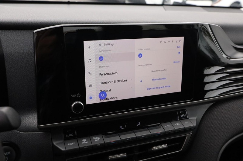 Toyota Camry Vehicle Full-screen Gallery Image 15