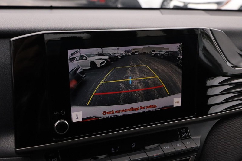 Toyota Camry Vehicle Full-screen Gallery Image 16