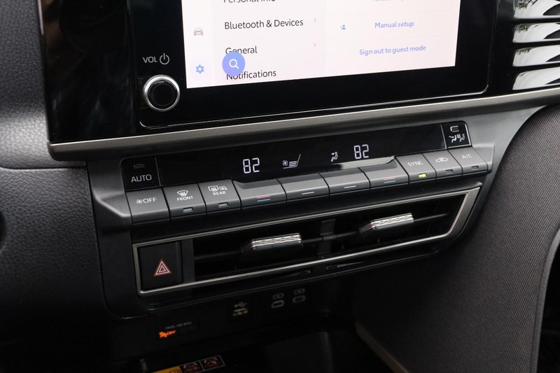 Toyota Camry Vehicle Full-screen Gallery Image 17