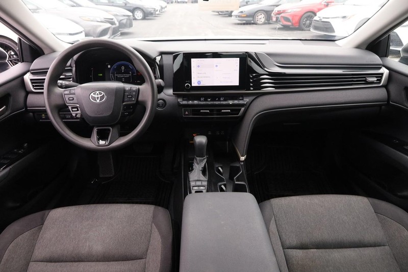 Toyota Camry Vehicle Full-screen Gallery Image 20