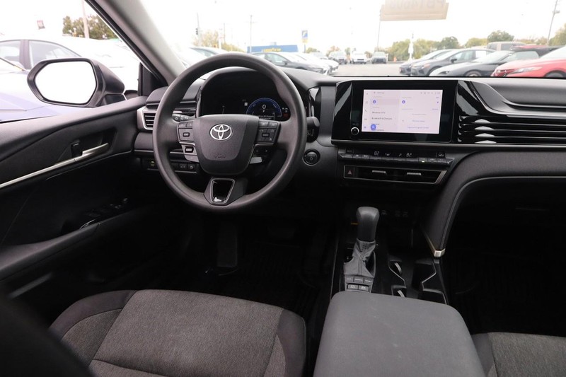 Toyota Camry Vehicle Full-screen Gallery Image 21