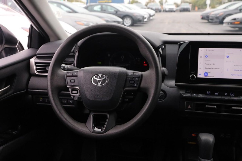 Toyota Camry Vehicle Full-screen Gallery Image 22