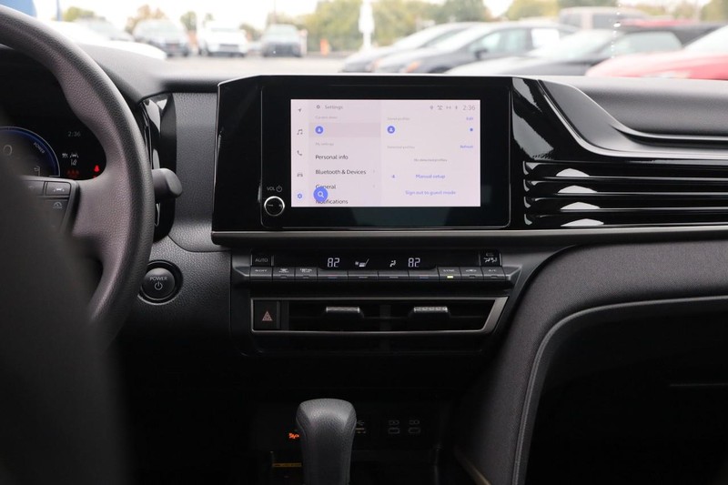 Toyota Camry Vehicle Full-screen Gallery Image 23