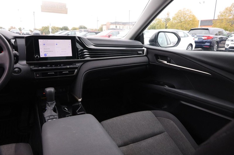 Toyota Camry Vehicle Full-screen Gallery Image 24