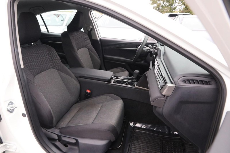 Toyota Camry Vehicle Full-screen Gallery Image 25