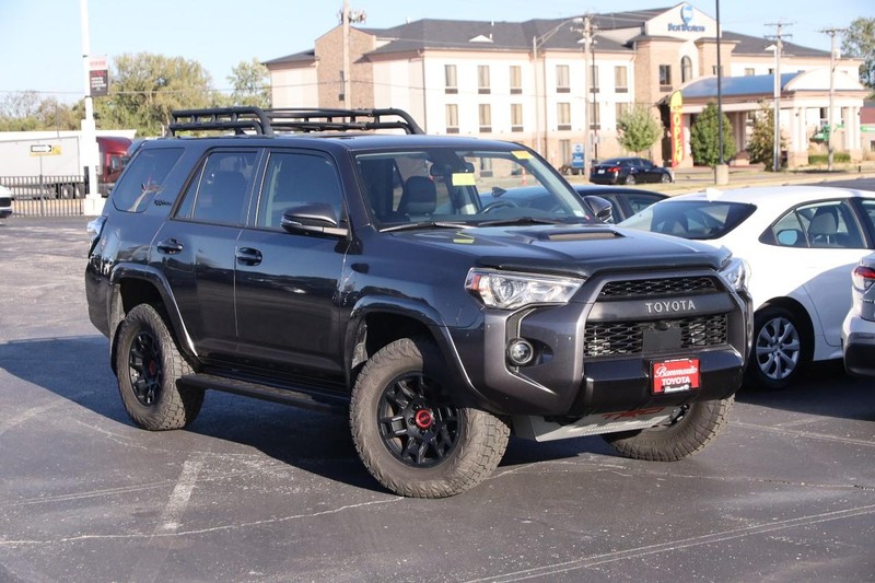Toyota 4Runner Vehicle Full-screen Gallery Image 2