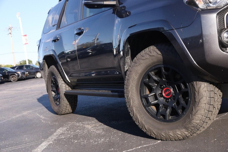 Toyota 4Runner Vehicle Full-screen Gallery Image 3