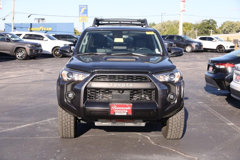 Toyota 4Runner Vehicle Full-screen Gallery Image 4