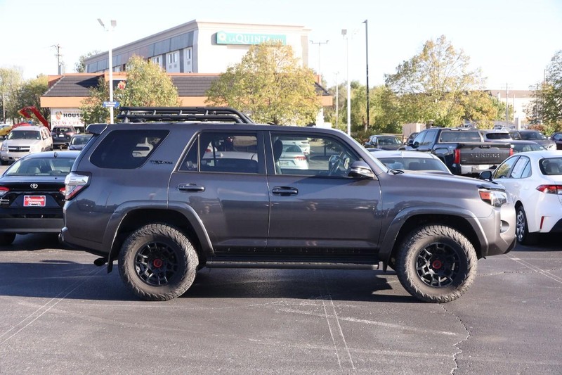Toyota 4Runner Vehicle Full-screen Gallery Image 5