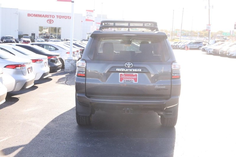 Toyota 4Runner Vehicle Full-screen Gallery Image 6