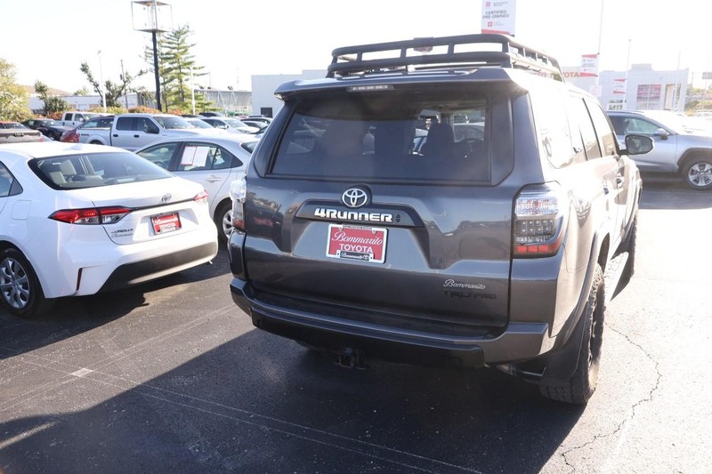 Toyota 4Runner Vehicle Full-screen Gallery Image 7
