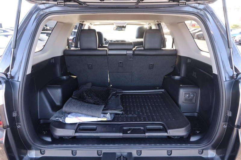 Toyota 4Runner Vehicle Full-screen Gallery Image 8