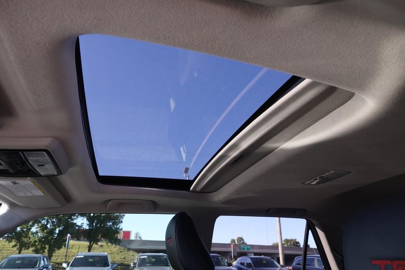 Toyota 4Runner Vehicle Full-screen Gallery Image 9