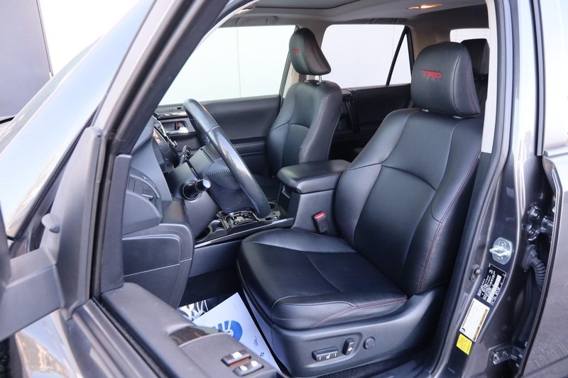 Toyota 4Runner Vehicle Full-screen Gallery Image 10