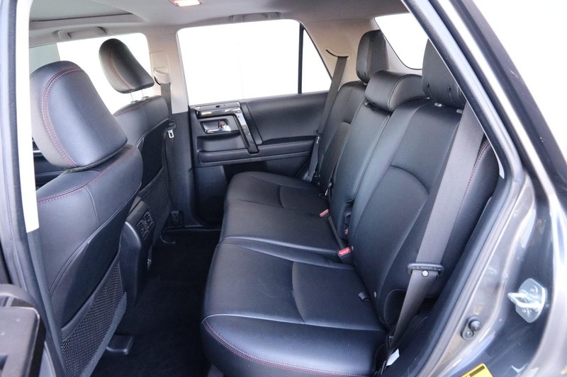 Toyota 4Runner Vehicle Full-screen Gallery Image 11