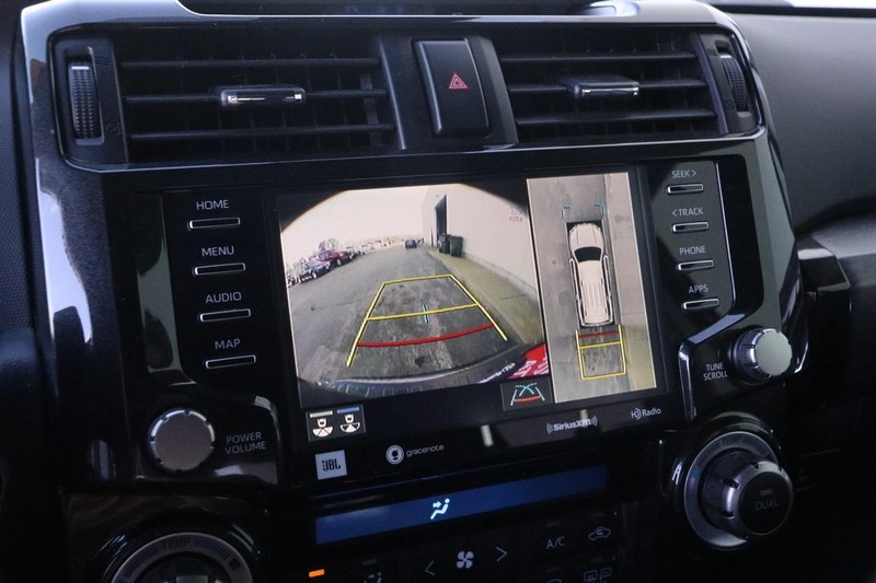 Toyota 4Runner Vehicle Full-screen Gallery Image 17