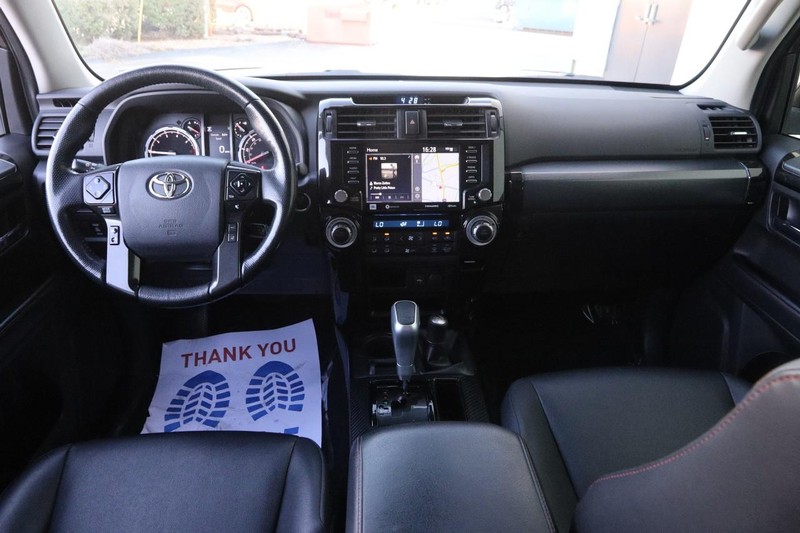 Toyota 4Runner Vehicle Full-screen Gallery Image 23