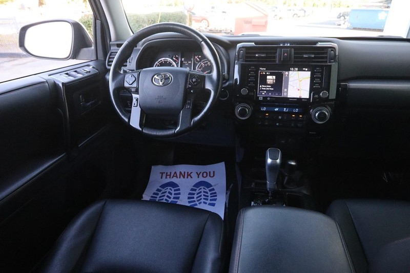 Toyota 4Runner Vehicle Full-screen Gallery Image 24