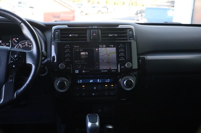 Toyota 4Runner Vehicle Full-screen Gallery Image 26