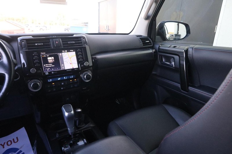 Toyota 4Runner Vehicle Full-screen Gallery Image 27