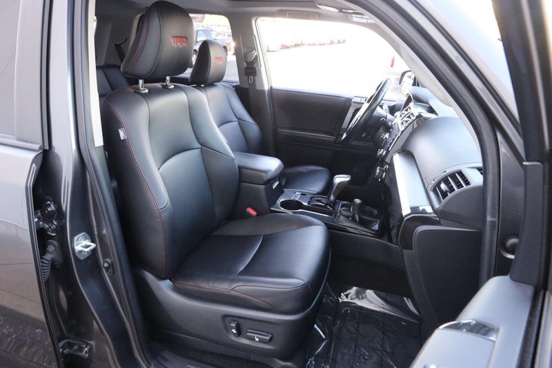 Toyota 4Runner Vehicle Full-screen Gallery Image 28