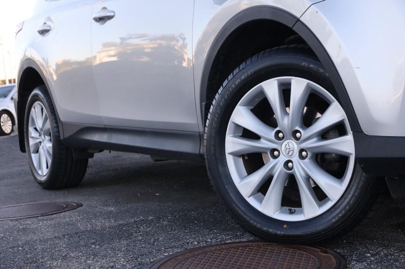 Toyota RAV4 Vehicle Full-screen Gallery Image 3