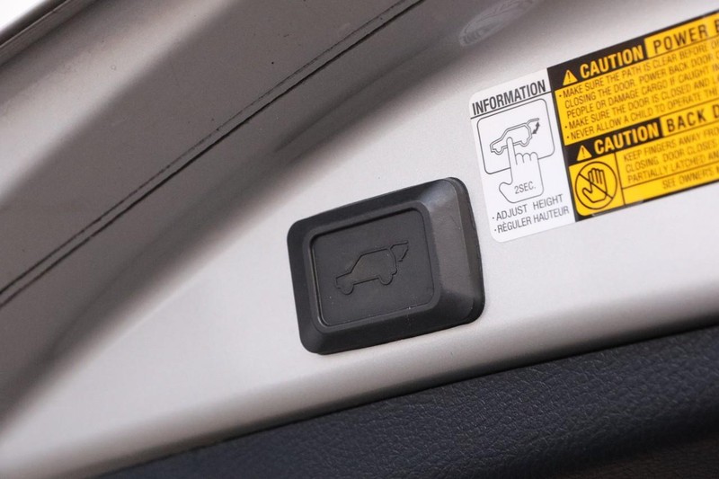 Toyota RAV4 Vehicle Full-screen Gallery Image 7