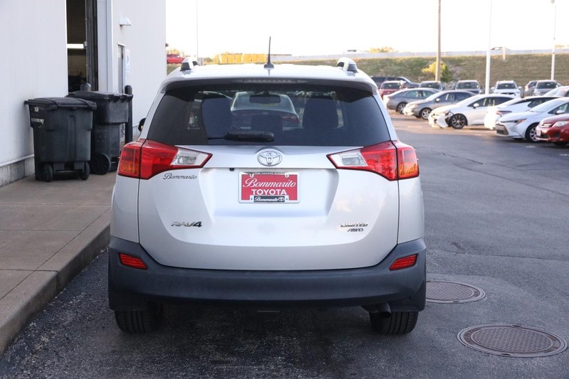 Toyota RAV4 Vehicle Full-screen Gallery Image 8