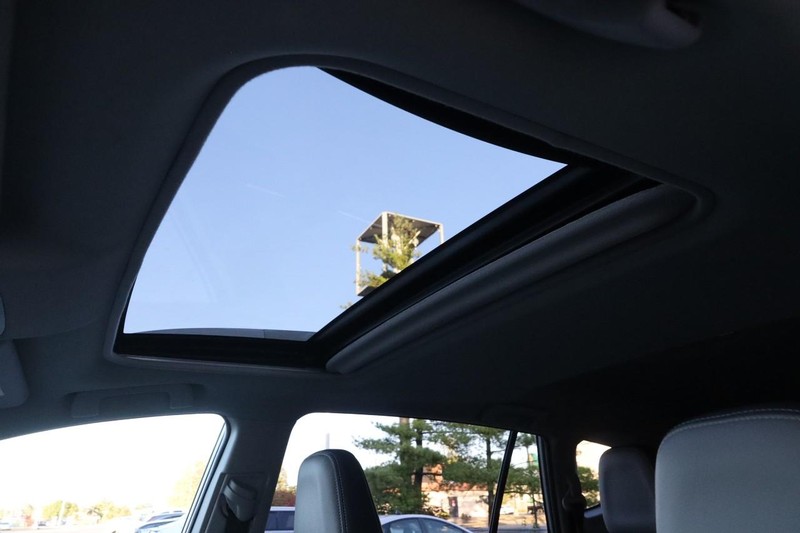 Toyota RAV4 Vehicle Full-screen Gallery Image 9