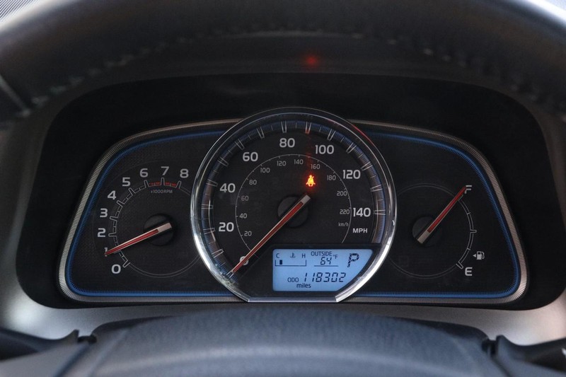 Toyota RAV4 Vehicle Full-screen Gallery Image 15