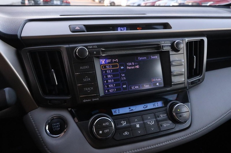 Toyota RAV4 Vehicle Full-screen Gallery Image 17