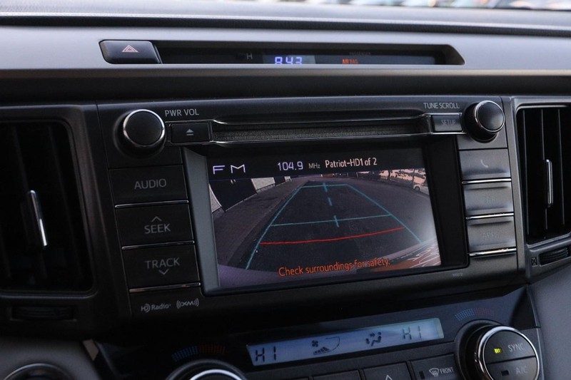 Toyota RAV4 Vehicle Full-screen Gallery Image 18