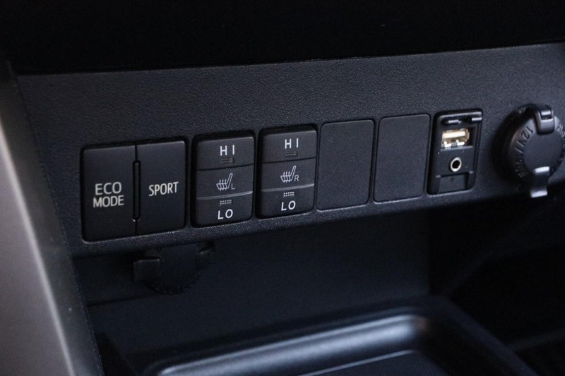 Toyota RAV4 Vehicle Full-screen Gallery Image 20