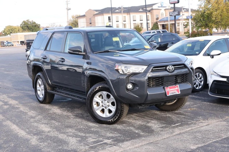 Toyota 4Runner Vehicle Full-screen Gallery Image 2