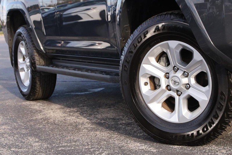 Toyota 4Runner Vehicle Full-screen Gallery Image 3