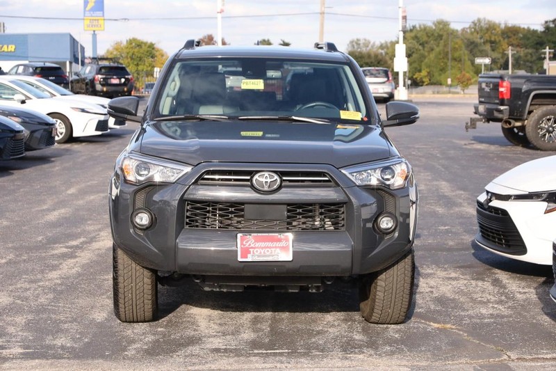 Toyota 4Runner Vehicle Full-screen Gallery Image 4