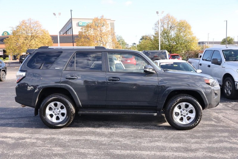 Toyota 4Runner Vehicle Full-screen Gallery Image 5