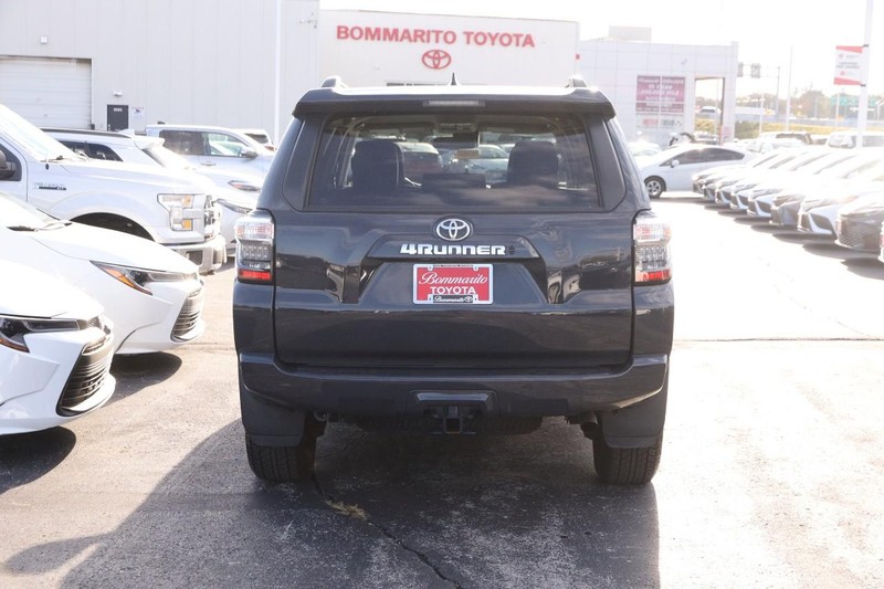Toyota 4Runner Vehicle Full-screen Gallery Image 6