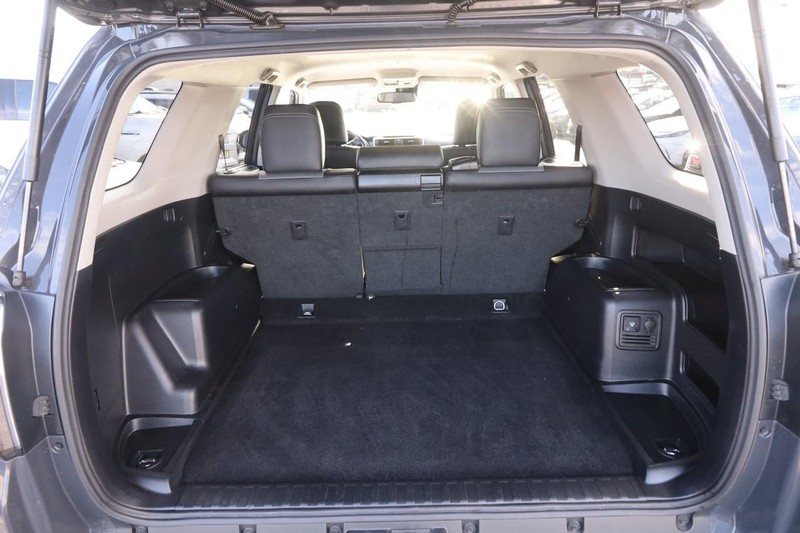 Toyota 4Runner Vehicle Full-screen Gallery Image 7