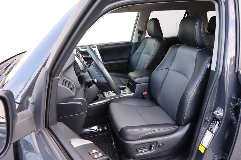 Toyota 4Runner Vehicle Full-screen Gallery Image 8