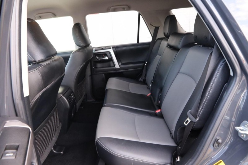 Toyota 4Runner Vehicle Full-screen Gallery Image 9