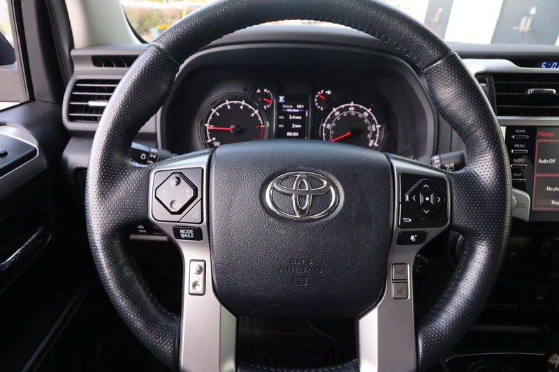 Toyota 4Runner Vehicle Full-screen Gallery Image 10