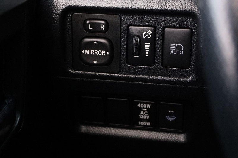 Toyota 4Runner Vehicle Full-screen Gallery Image 19