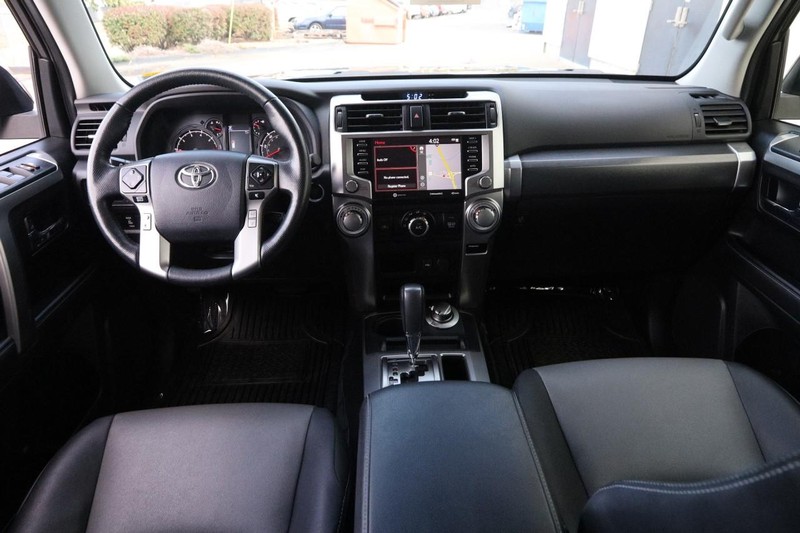 Toyota 4Runner Vehicle Full-screen Gallery Image 20